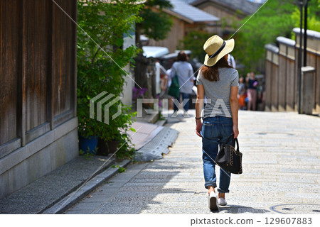 夏季在京都旅行的戴草帽的女人 129607883