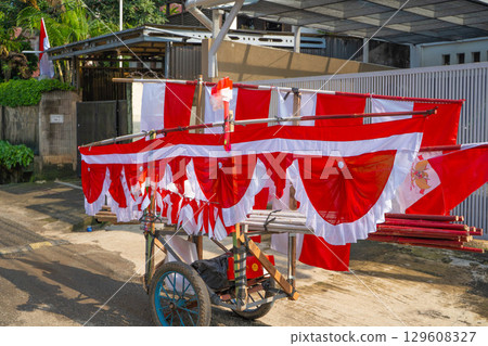 一個小吃攤出售慶祝印尼獨立日的紅白旗幟 129608327