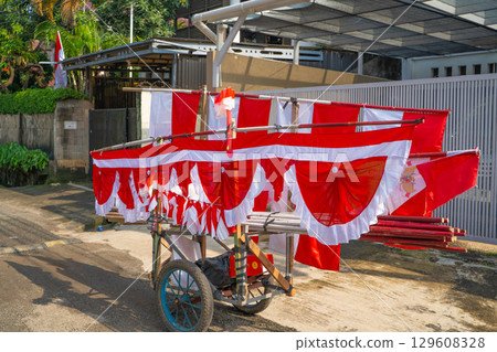 一個小吃攤出售慶祝印尼獨立日的紅白旗幟 129608328