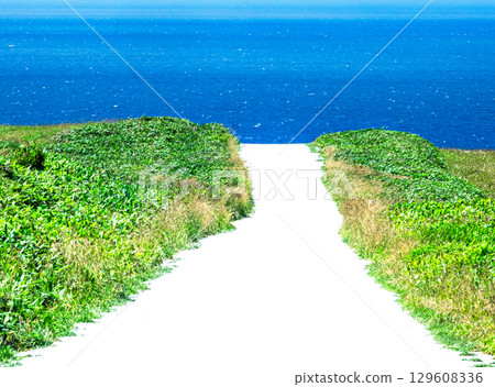 A white road in the Soya Hills of Wakkanai, Hokkaido, where you can feel the refreshing summer breeze 129608336