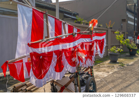 一個小吃攤出售慶祝印尼獨立日的紅白旗幟 129608337