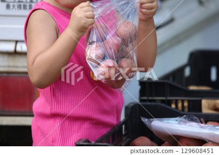 把馬鈴薯放進袋子裡的女孩 把馬鈴薯放進袋子裡的女孩 129608451