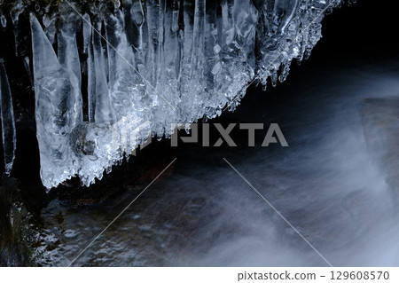 琉璃峽索龍園瀑布口的冰柱 129608570