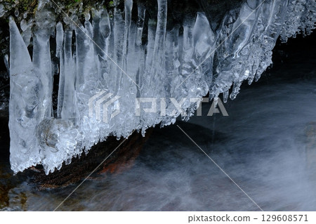 琉璃峽索龍園瀑布口的冰柱 129608571