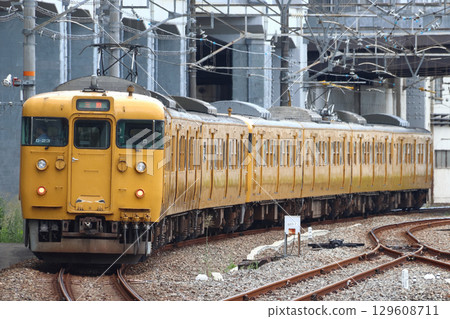 為配合尾道住吉煙火大會,山陽本線將增開115系列車。 為配合尾道住吉煙火大會,山陽本線將增開115系列車。 129608711
