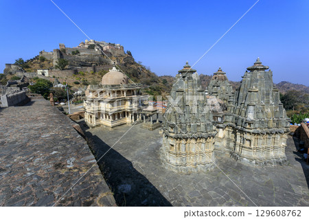 貢珀爾格爾堡 (Kumbhalgarh Fort) 的特里庫特神廟 (Trikoot Mandir) 和德維神廟 (Devi Temple) 以及貢珀爾格爾巴達爾泰姬陵 (Badal Mahal Kumbhalgarh) 129608762