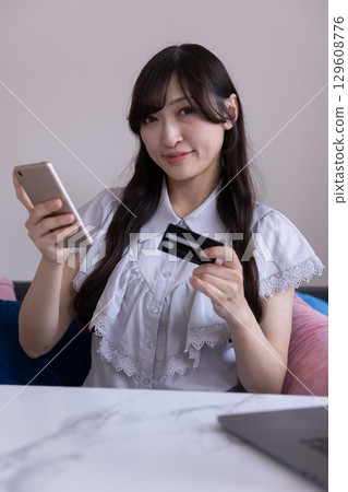 日本女性喜歡用智慧型手機進行網路購物 日本女性喜歡用智慧型手機進行網路購物 129608776