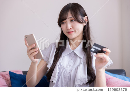 日本女性喜歡用智慧型手機進行網路購物 129608876