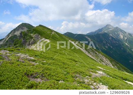 從北阿爾卑斯山秩父岩附近的山脊線眺望核戶岳和笠岳 129609026