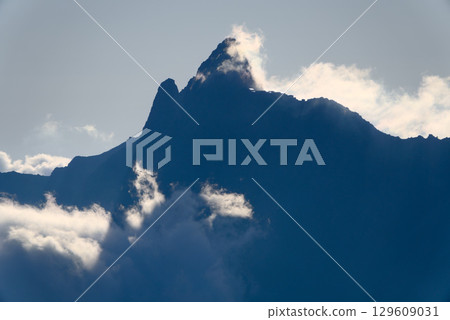 Mount Yari seen from the Kasagatake ridgeline in the Northern Alps Mount Yari seen from the Kasagatake ridgeline in the Northern Alps 129609031