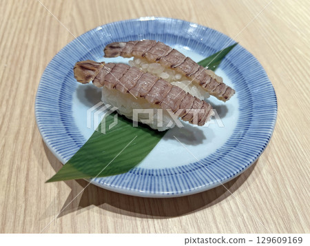 在日本料理店拍攝一份蝦蛄握壽司的特寫照片 在日本料理店拍攝一份蝦蛄握壽司的特寫照片 129609169
