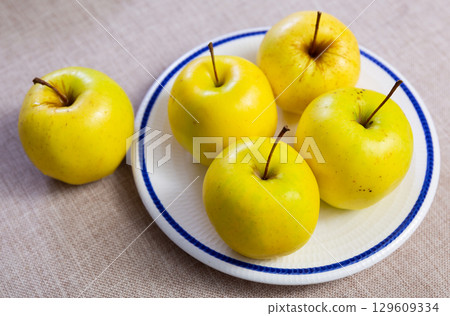 Juicy apple fruits served to table 129609334