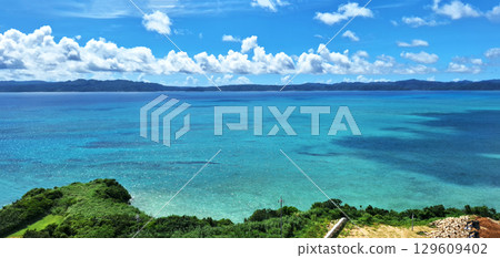 從古宇利島眺望山原地區 從古宇利島眺望山原地區 129609402