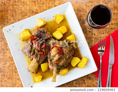 Baked suckling pig - Segovian pork dish - stewed in sauce with onions and carrots Baked suckling pig - Segovian pork dish - stewed in sauce with onions and carrots 129609463