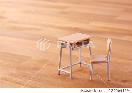 風景與學校課桌椅 129609519