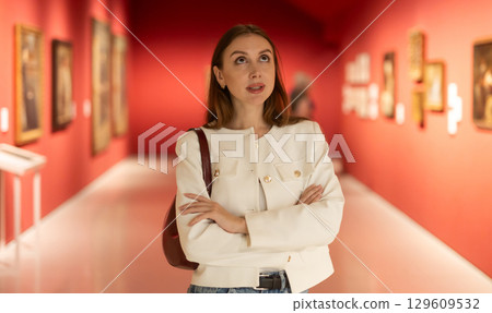 Woman in the Art Gallery 129609532