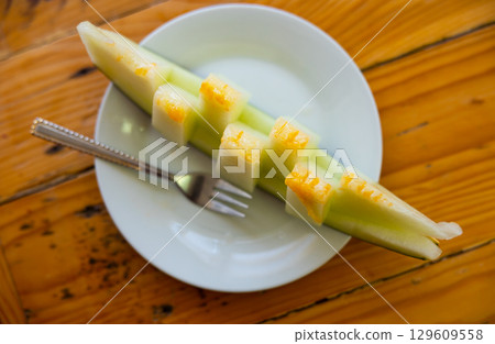 Sliced juicy melon served on platter 129609558