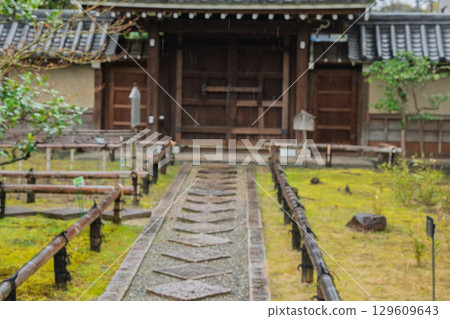京都府八幡市松花堂公園雨天照片 京都府八幡市松花堂公園雨天照片 129609643