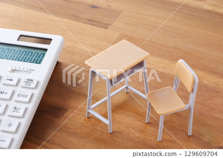課桌、椅子和計算器給人一種教育成本持續上漲並給家庭預算帶來壓力的印象。 129609704
