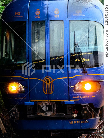 雨中行駛的“丹後海特快” 129609858