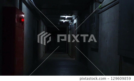 太恐怖了！緊急燈在黑暗中發出不祥的紅光 129609859