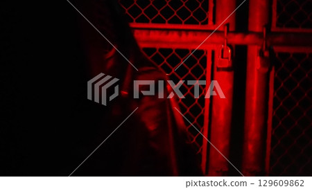 半夜在禁止入內的大門前，我的手因恐懼而顫抖 129609862