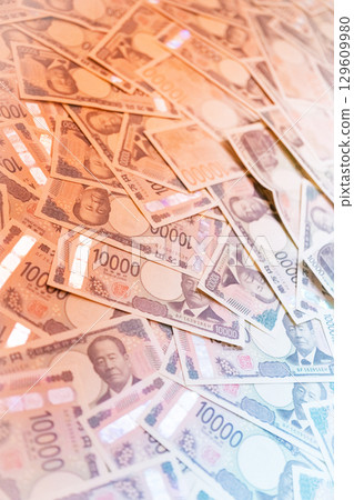 很多1萬日元的鈔票 很多1萬日元的鈔票 129609980