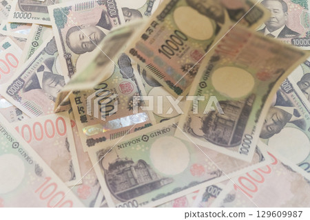 A lot of 10,000 yen bills 129609987