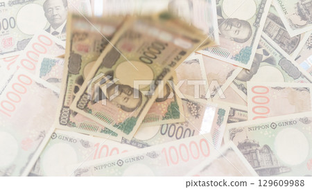 很多1萬日元的鈔票 129609988