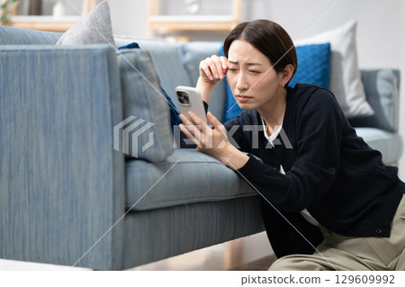 擔心,女人,女士 擔心,女人,女士 129609992