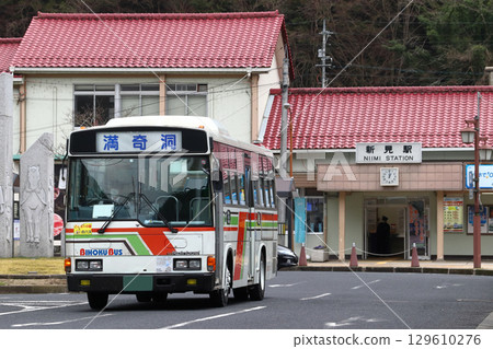 Bihoku Bus in front of Niimi Station (Northern area of Niimi City, Okayama Prefecture) Bihoku Bus in front of Niimi Station (Northern area of Niimi City, Okayama Prefecture) 129610276