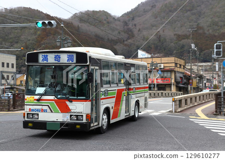 新見站前的備北巴士（岡山縣新見市北部） 129610277