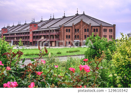 A view of red roses and the Red Brick Warehouse 129610342