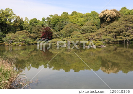 京都歷史悠久的南禪寺的初夏風景 京都歷史悠久的南禪寺的初夏風景 129610396