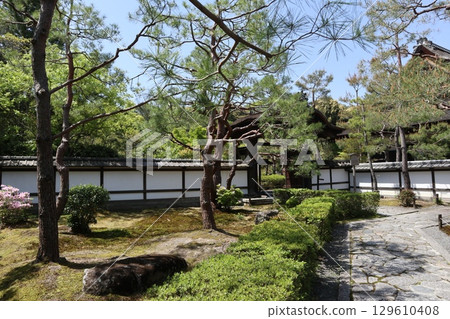 京都歷史悠久的南禪寺的初夏風景 129610408