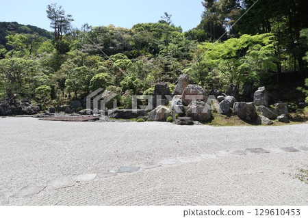 京都歷史悠久的南禪寺的初夏風景 京都歷史悠久的南禪寺的初夏風景 129610453
