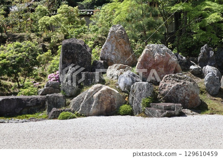 京都歷史悠久的南禪寺的初夏風景 京都歷史悠久的南禪寺的初夏風景 129610459
