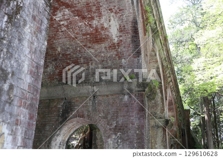 京都歷史悠久的南禪寺的初夏風景 京都歷史悠久的南禪寺的初夏風景 129610628