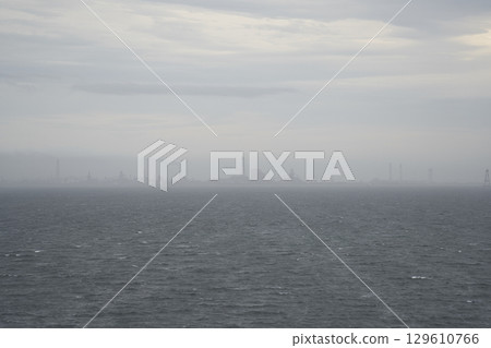 Tokyo Bay - Silhouette of the industrial area beyond the fog 129610766