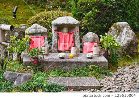 大原寶泉院的石佛像與落楓（京都府京都市左京區） 129610804