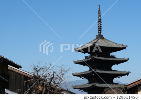 Yasaka Pagoda on a clear winter day Yasaka Pagoda on a clear winter day 129611450