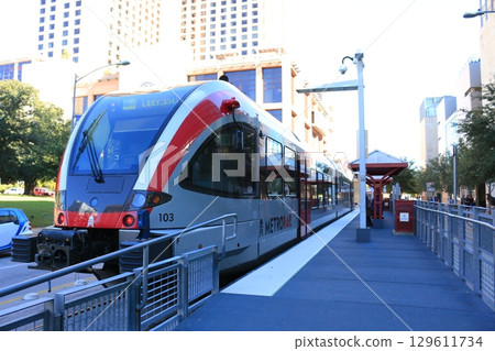 捷運列車駛入奧斯汀站 129611734