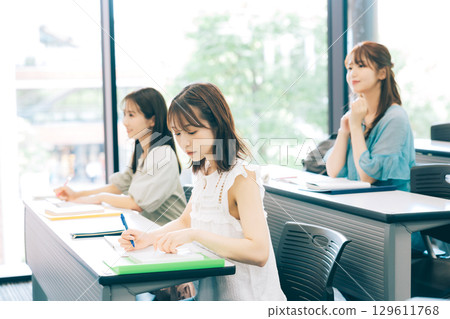 課堂上的大學生 129611768