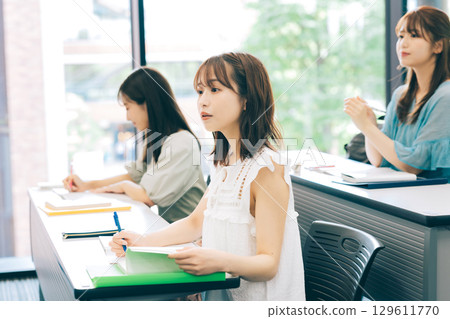 課堂上的大學生 129611770