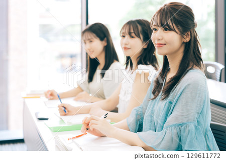 課堂上的大學生 129611772