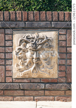 石牆上雕刻的浮雕 129611773