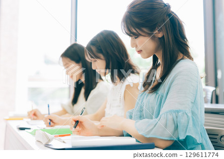 課堂上的大學生 129611774