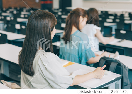 課堂上的大學生 129611803