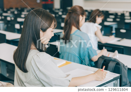 課堂上的大學生 129611804