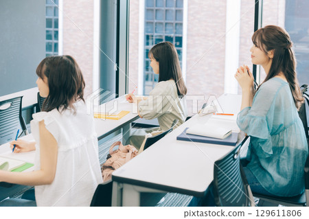 課堂上的大學生 129611806